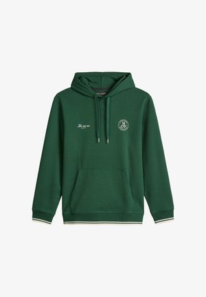 Dunkelgrüner Hoodie mit Fronttasche, Kordelzug, weißem Schriftzug „Tis on us.“ und rundem Logo „M OP“ auf der Brust, gestreifte Bündchen und Saum.