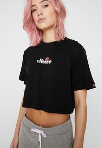 Ellesse FIREBALL - Apdrukāts T-krekls - black