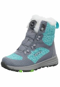 Bota de senderismo gris con acentos turquesa, presenta un upper texturizado, cuello de piel sintética y sistema de cordones BOA. Suela Vibram, detalles verdes.