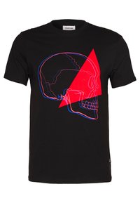 Zwart katoenen t-shirt met een grafisch ontwerp van een schedel in rode en blauwe lijnen met een geometrische rode driehoek, ronde halslijn, korte mouwen.