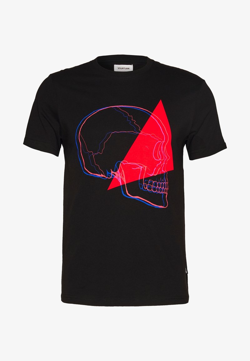 Zwart katoenen t-shirt met een grafisch ontwerp van een schedel in rode en blauwe lijnen met een geometrische rode driehoek, ronde halslijn, korte mouwen.