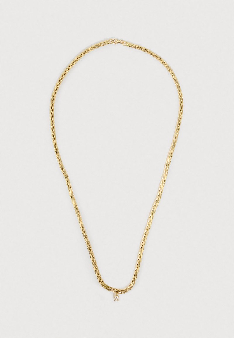 Collier chaîne ton or avec maillons entrelacés et un petit accent de pierre précieuse au centre. Texture plate et lisse avec une finition brillante.