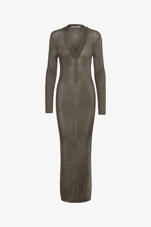 Úzky pletený šaty s dlhým rukávom a hlbokým véčkovým výstrihom v metalickej taupe farbe, siahajúce po členky.