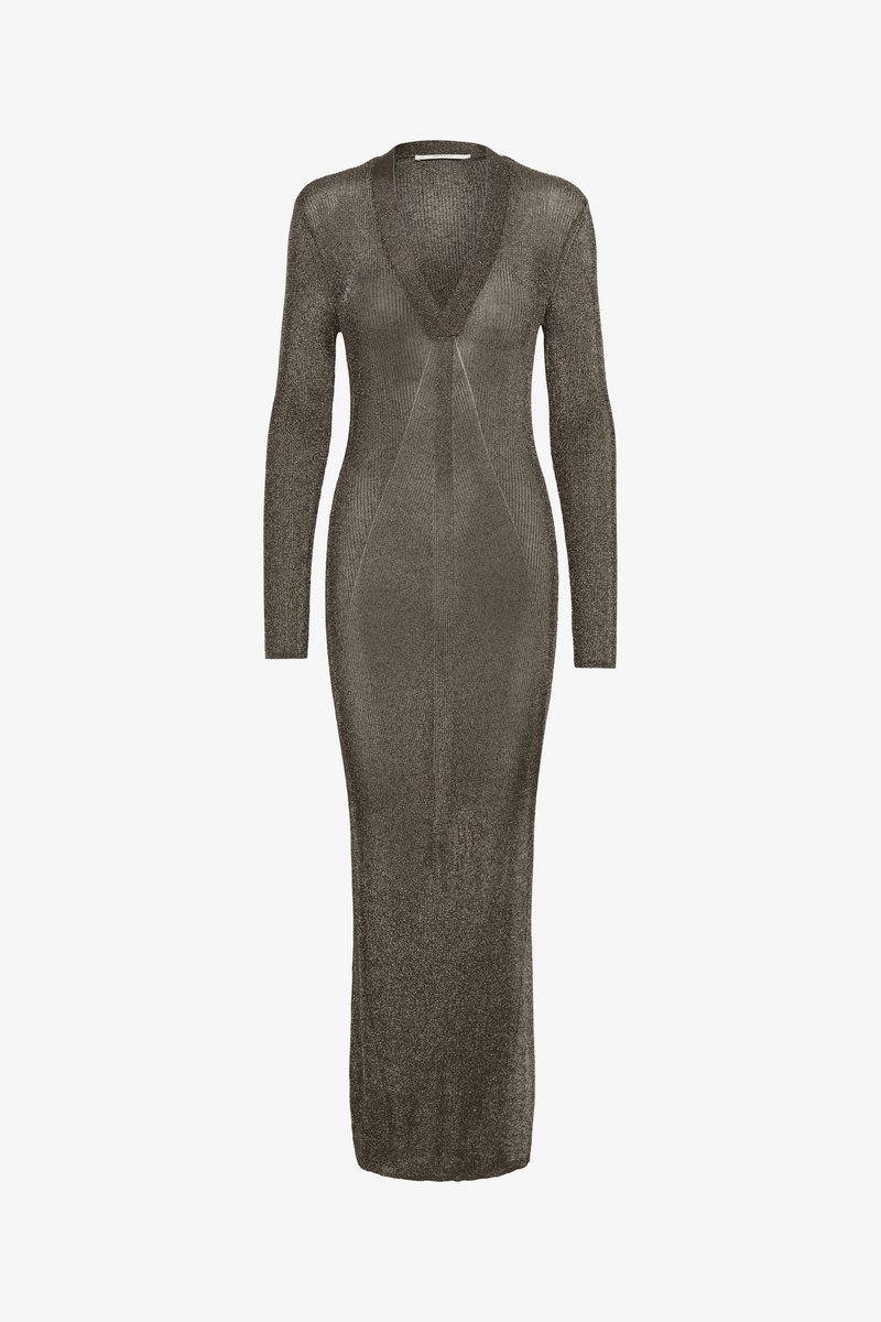 Abito a maniche lunghe, aderente in maglia con profondo scollo a V di colore taupe metallico, che arriva fino alle caviglie.