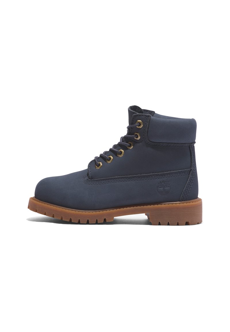 Stivali alla caviglia in pelle color navy con punta tonda, lacci resistenti, occhielli in tono oro e suola in gomma testurizzata con scanalature per una maggiore trazione.