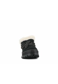 Stivaletto in suede nero con morbido rivestimento bianco, lacci a fantasia bianca e nera, e una robusta suola in gomma nera.