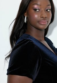 Ulla Popken KÖRPERNAHROSEN PUFF-HALBARM - Etuikleid - marine