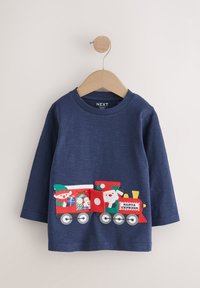 Mörkblå långärmad T-shirt med ett broderat tågmotiv som visar tomten och festliga karaktärer, färgstarka detaljer och cirkulära grå hjul.