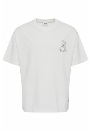 Hvit bomull t-skjorte med løs passform. Har en liten, enkel svart illustrasjon av en person som vanner en plante på venstre bryst.