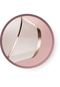 Keramisk lampe med en slank hvid krop, der har en glat mat finish og en metallisk rosagold accent på kanten. Rund baggrund i blød pink.