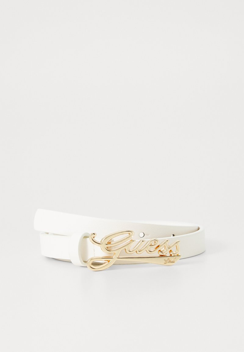 Ce ceinturon en cuir blanc présente une boucle en métal doré au logo "Guess". Texture lisse avec une finition polie et une boucle pour ajuster la longueur.