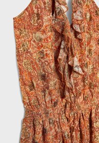 Abito arancione a fantasia con scollatura arricciata e vita elastica; presenta dettagli in oro testurizzati e un intricato design paisley.