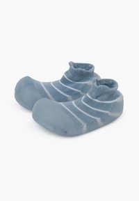 Calzini azzurri chiari con una parte superiore in maglia morbida e suole in gomma liscia, caratterizzati da strisce orizzontali bianche e un design alla caviglia aderente e a coste.