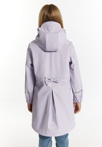Svetlofialová pršiplášť s kapucňou, elastickými manžetami, detailom mašle v oblasti pása a reflexnými akcentmi na rukávoch. Hladká, vodoodpudivá tkanina.
