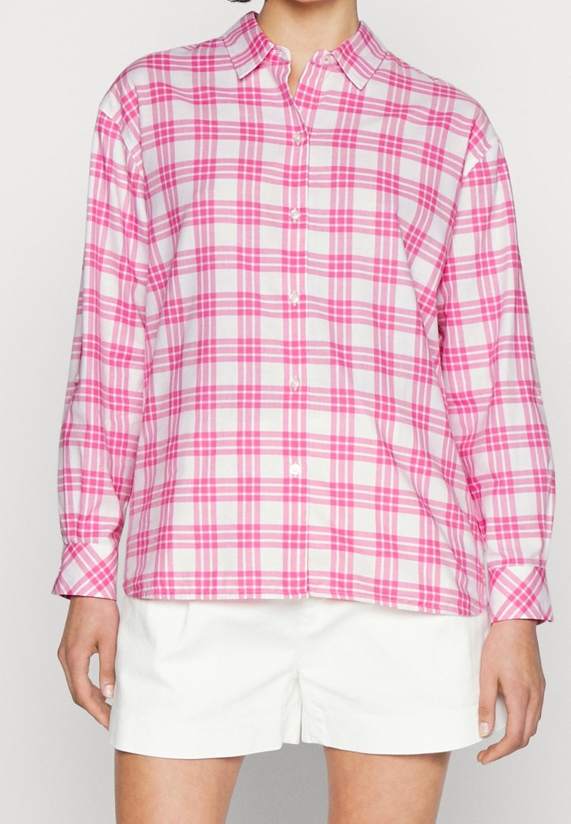 Růžová a bílá kostkovaná košile na knoflíky s límcem, dlouhými rukávy a volným střihem. Vyrobena z lehké tkaniny s jemnou texturou.