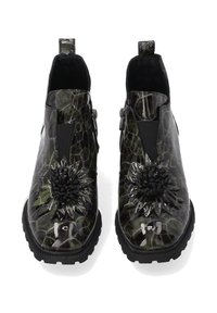 Czarne lakierowane botki za kostkę z teksturowanym, krokodylim wzorem oraz wypukłym akcentem w kształcie kwiatu na palcach, z elastycznymi panelami po bokach.