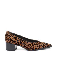 Zapatos de tacón de estampado de leopardo con puntera afilada, hechos de un tejido suave, con un tacón bajo y una suela negra lisa.
