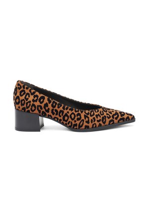 Zapatos de tacón de estampado de leopardo con puntera afilada, hechos de un tejido suave, con un tacón bajo y una suela negra lisa.