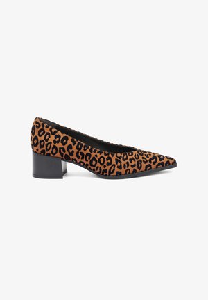 Pumps con stampa leopardata a punta, realizzati in tessuto morbido, con tacco basso a blocco e suola nera liscia.