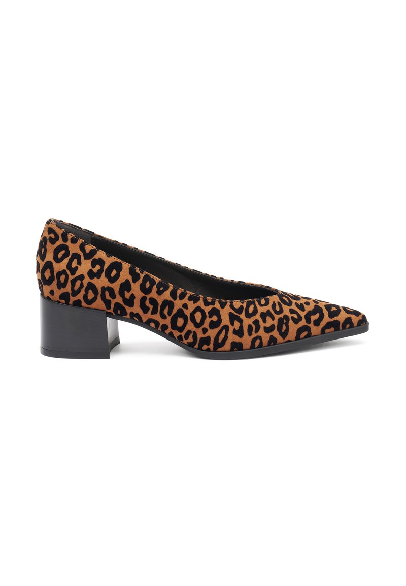 Zapatos de tacón de estampado de leopardo con puntera afilada, hechos de un tejido suave, con un tacón bajo y una suela negra lisa.