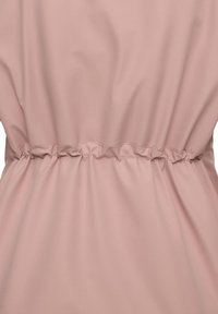 Roze jurk met een elastische tailleband en plooien. Glad stofmateriaal; eenvoudig, vloeiend ontwerp zonder duidelijke patronen of hardware.