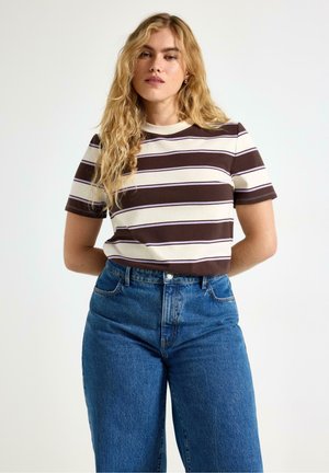 Lyhythihainen raidallinen t-paita vaaleassa, ruskeassa ja purppurassa, pyöreällä kaula-aukolla, yhdistettynä korkeavyötäröisiin sinisiin farkkuihin.