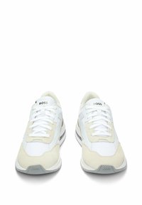 Paire de baskets BOSS blanches et beiges avec lacets, détails en mesh et daim, vues de face sur un fond blanc.