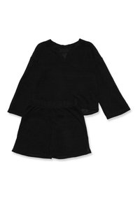 Czarny zestaw z siatkowej bluzki i spodenek, charakteryzujący się luźnym krojem, okrągłym dekoltem i długimi rękawami. Materiał ma fakturowany, otwarty splot.