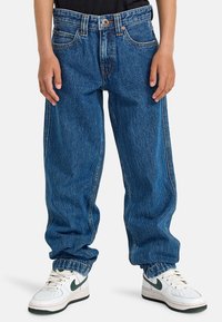 Blaue Denim-Hosen mit lockerer Passform, klassischem Fünf-Taschen-Design, Kontrastnähten und einem Knopfverschluss an der Taille.