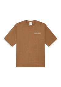 T-shirt in cotone marrone a maniche corte, colletto girocollo, con grafica testuale "CIRCOLO TENNIS" in verde nella zona sinistra del petto.