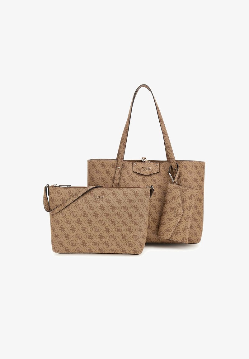 Béžová třídílná taška, která obsahuje velkou kabelku, zipovou peněženku a menší doplňkovou taštičku. Všechny mají monogramový vzor a hladkou texturu.