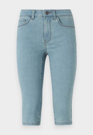 Ανοιχτό μπλε τζιν καπάρι παντελόνι με εφαρμοστή σχεδίαση, μέτρια ψηλή μέση, στυλ με πέντε τσέπες και διακριτές ραφές κατά μήκος των ραφών.