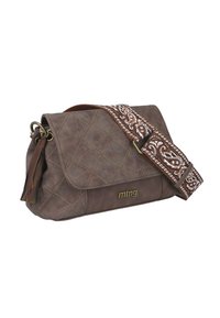 Bolso de cuero marrón con diseño acolchado, logo dorado y una correa ajustable estampada con detalles en marrón y blanco. Incluye detalle de borlas.