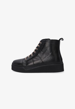 Schwarze Leder-High-Top-Sneaker mit strukturiertem Finish, ausgestattet mit einer dicken, gerippten Sohle und Metallösen für die Schnürsenkel. Schlaufe an der Rückseite.