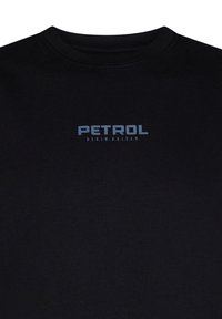 Felpa nera con scollo rotondo e logo stampato "PETROL" in azzurro chiaro, con il motto "D.E.N.I.M. D.R.I.V.E.N." sottostante.