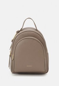 Mochila de couro castanho com design arredondado, fechos duplos e alça superior. Detalhes em metal dourado complementam a superfície texturizada.