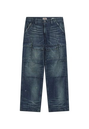 Dunkelblaue Denim-Cargo-Hosen mit mehreren Vorder- und Seitentaschen, einer lässigen Passform, sichtbaren Nähten und einem leicht abgenutzten Finish.