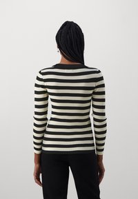 Czarny i biały pasiasty długi rękaw ribbed top z okrągłym dekoltem i dopasowanym krojem, prezentowany z tyłu.