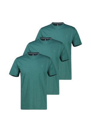 Drei schlichte grüne T-Shirts mit kurzen Ärmeln und Rundhalsausschnitt, in versetzter Stapelung angeordnet, Vorderansicht.