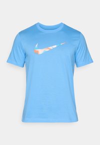Taivaansininen lyhythihainen T-paita, joka on valmistettu pehmeästä kankaasta ja jossa on värikäs Nike-swoosh-logo keskellä.