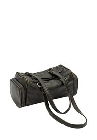 Czarna skórzana torba podróżna z podwójnymi zamkami błyskawicznymi, kontrastowym przeszyciem i regulowanym paskiem. Posiada zaokrąglony kształt oraz boczne kieszenie.