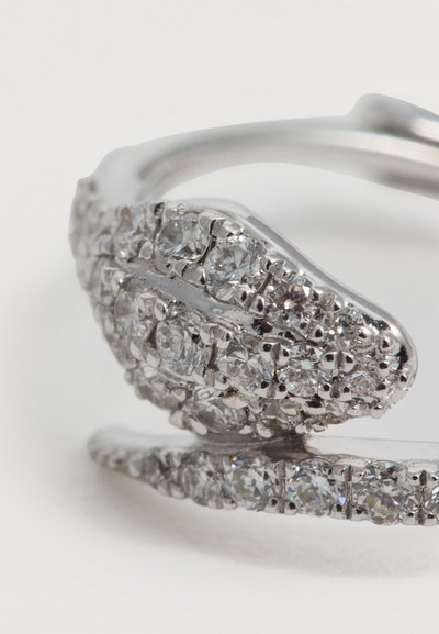 Bague en argent en forme de serpent, sertie de multiples petites pierres précieuses transparentes le long de son corps courbé.