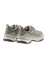 Graue und olivgrüne Sportschuhe aus Mesh- und Wildledermaterialien, mit einer strukturierten Sohle, verstärktem Fersenbereich und seitlicher Belüftung.