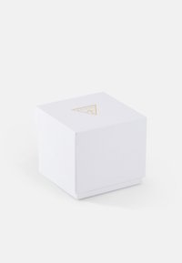 Caja cuadrada blanca hecha de cartulina texturizada con un logo dorado en forma de triángulo en la parte superior. La caja cuenta con una tapa con bisagra y bordes limpios.