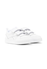 Sapatilhas brancas com um acabamento em couro suave, apresentando duas correias de velcro, bico redondo e uma sola de borracha texturizada. Design minimalista.