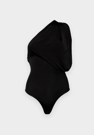 Čierny body s jedným ramienkom vyrobený z hladkého materiálu, ktorý sa vyznačuje drapériou a priliehavým strihom s vysokým výstrihom na nohách.