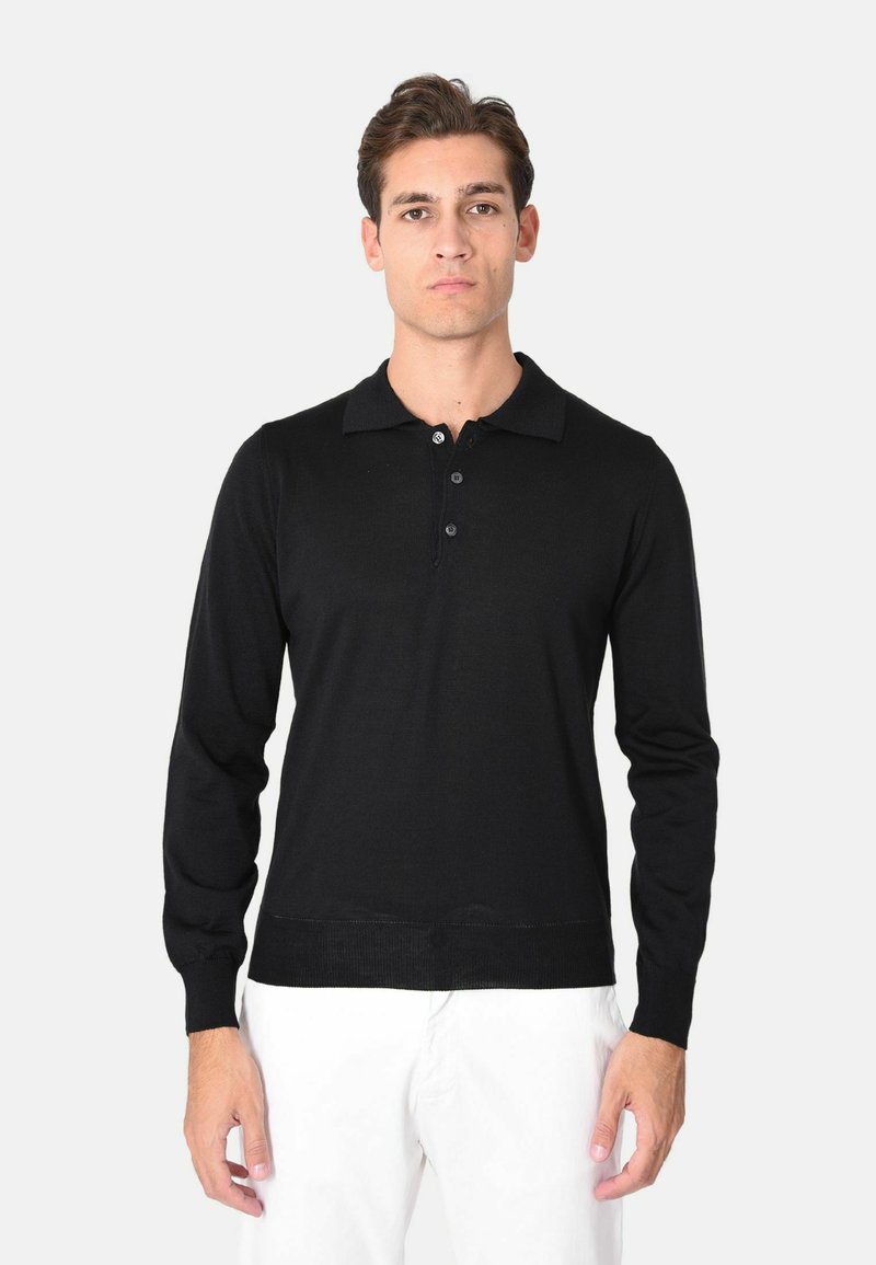Polo shirt nera a maniche lunghe realizzata in tessuto leggero, con colletto classico, chiusura a cinque bottoni e polsini e orlo a costine.