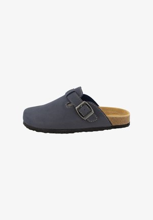 Sabot en daim bleu foncé avec une boucle ajustable, une semelle intermédiaire en liège tan et une semelle extérieure en caoutchouc noir texturé. Surface lisse avec des coutures contrastées.