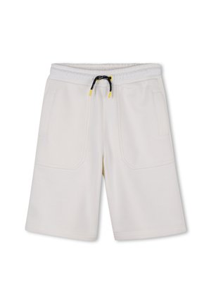 Shorts blancs longueur genou avec poches, taille élastique et cordon noir aux extrémités jaunes.