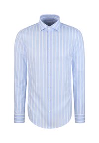 Chemise bleu clair à manches longues avec rayures verticales blanches, boutonnée sur le devant, col pointu, présentée sur un fond blanc.